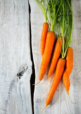 Tahta yüzeyde taze havuç