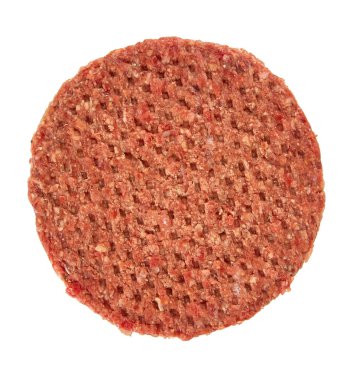 Beyaz arkaplanda taze çiğ hamburger köftesi izole edilmiş.