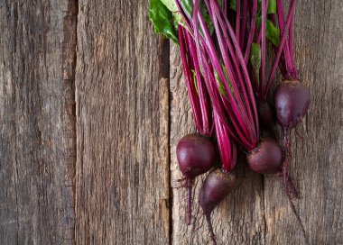 Pancar ahşap yüzey üzerinde