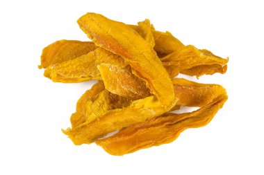 Kurutulmuş mango dilimleri beyaz arkaplanda izole edilmiş.