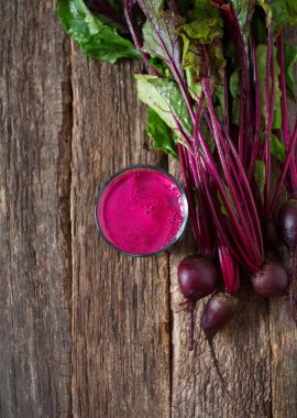bardak taze sağlıklı pancar suyu ahşap yüzey üzerinde