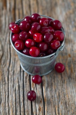 Tahta yüzeyde kirazlar