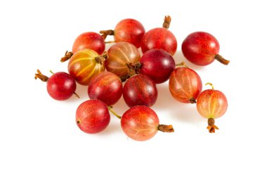 Beyaz arkaplanda kırmızı bektaşi üzümü izole edilmiş
