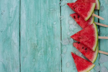 Turkuaz arka plan üzerinde piknik için karpuz çıkar