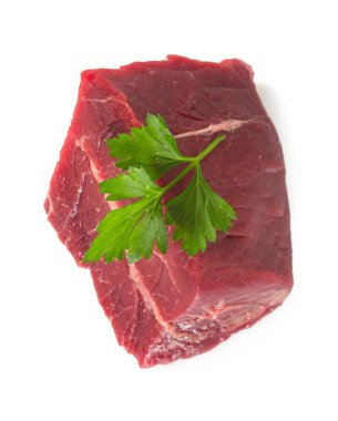 Beyaz arka plan üzerinde izole maydanoz ile ham sığır eti