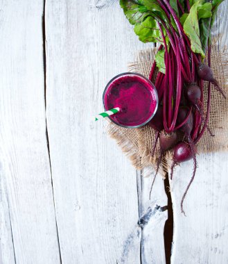 bardak taze sağlıklı pancar suyu ahşap yüzey üzerinde