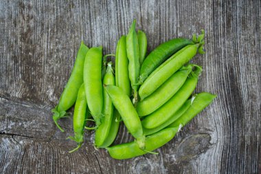 Ahşap yüzeyde bezelye kabukları