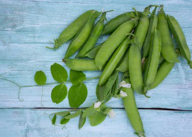 Ahşap yüzeyde bezelye kabukları