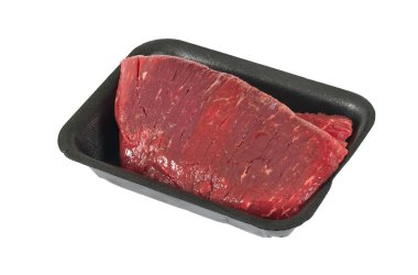 Beyaz arka plan üzerinde izole kap içinde ham sığır eti