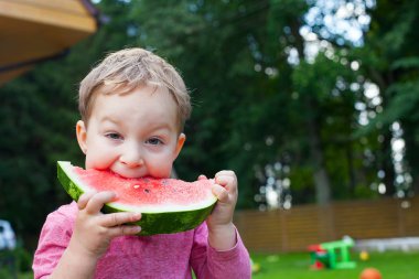 sevimli küçük çocuk karpuz yeme