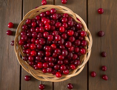 Tahta yüzeyde kirazlar