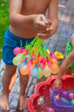 Su balonları ile oynayan çocuk