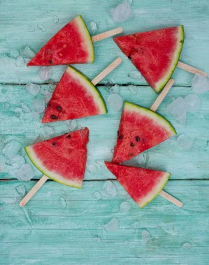 Turkuaz arka plan üzerinde piknik için karpuz çıkar