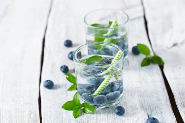 Nane ve yaban mersini ile infüzyon su