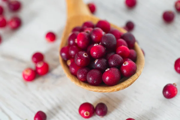 Cranberries Saudáveis Maduras Frescas Superfície Madeira Branca — Fotografia de Stock