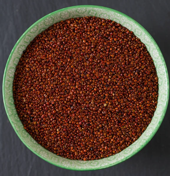 Bovenaanzicht Van Biologische Rode Quinoa Zaden Donkere Achtergrond — Stockfoto