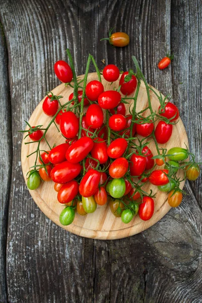 Prachtige Tomaten Een Houten Oppervlak — Stockfoto