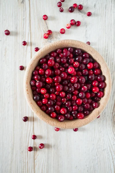 Cranberries Saudáveis Maduras Frescas Superfície Madeira Branca — Fotografia de Stock