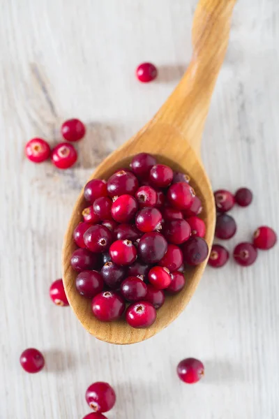 Cranberries Saudáveis Maduras Frescas Superfície Madeira Branca — Fotografia de Stock