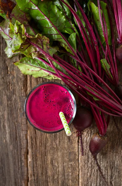 bardak taze sağlıklı pancar suyu ahşap yüzey üzerinde