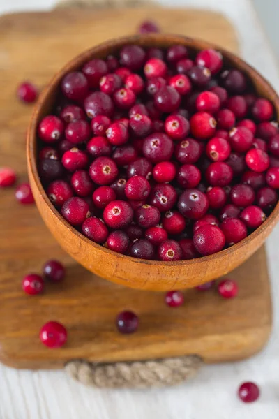 Cranberries Frescos Tigela Superfície Madeira — Fotografia de Stock