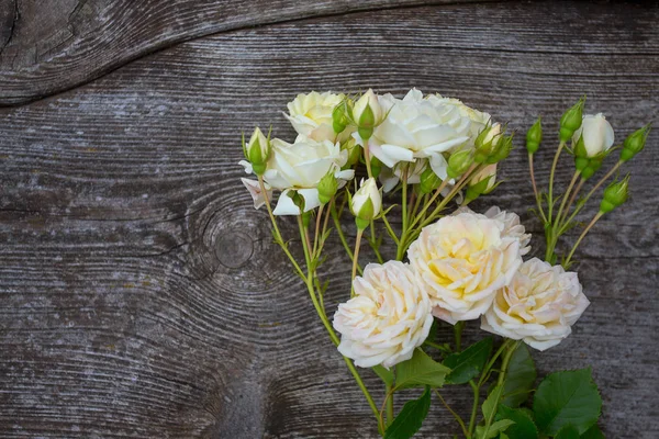 Hermosas Rosas Blancas Suaves Superficie Madera — Foto de Stock