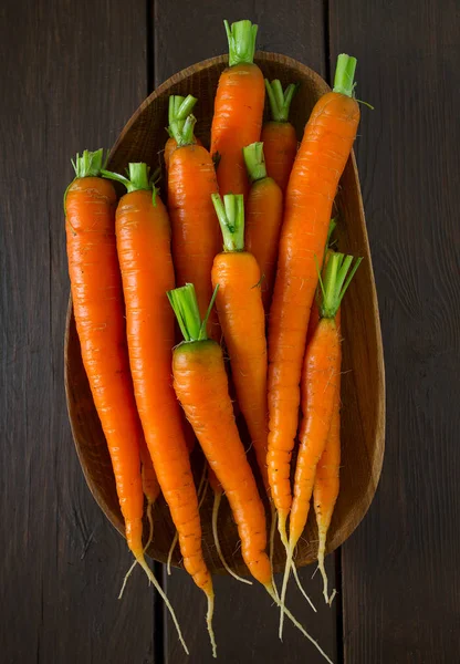 Tahta yüzeyde taze havuç