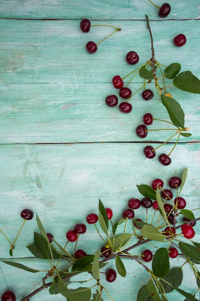 Turkuaz ahşap yüzeyde kiraz
