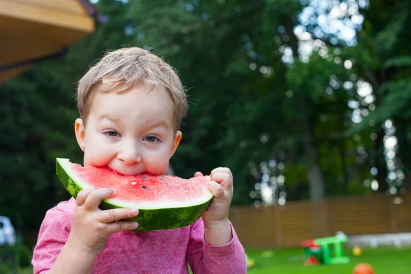 sevimli küçük çocuk karpuz yeme