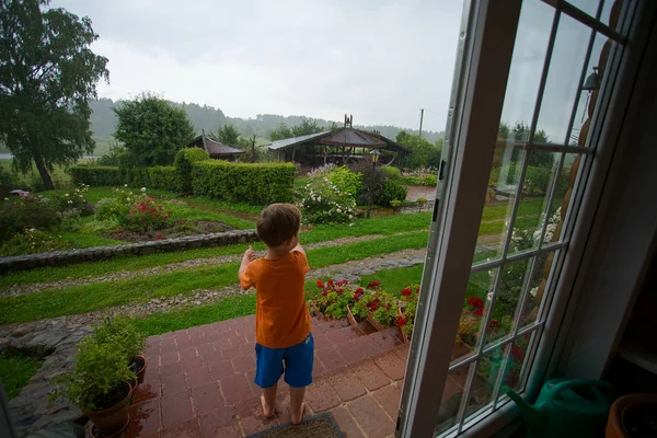 Menino Sob Chuva Verão — Fotografia de Stock