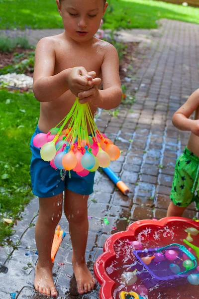 Niño Jugando Con Globos Agua —  Fotos de Stock
