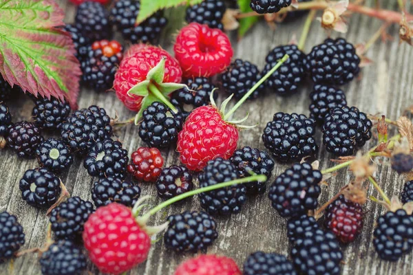 Framboises Mûres Fraîches Sur Surface Bois Eustique — Photo