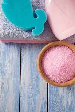 aromatik banyo inci banyo köpüğü ve temiz havlu 