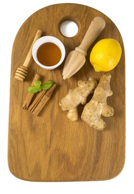 Ahşap kesme tahtası üzerinde bal, limon ve zencefil üstten görünüm