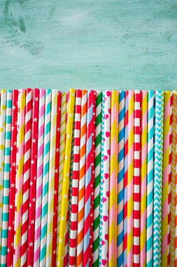 Turkuaz ahşap arka plan üzerinde renkli kağıt payet