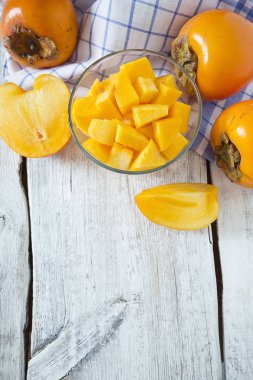 Ahşap yüzeyde hurma kes