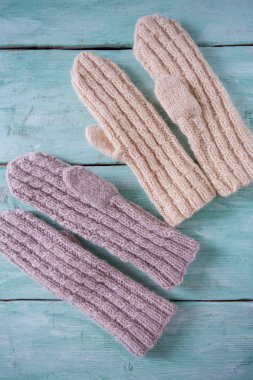 Elle örülmüş örgü eldivenler.