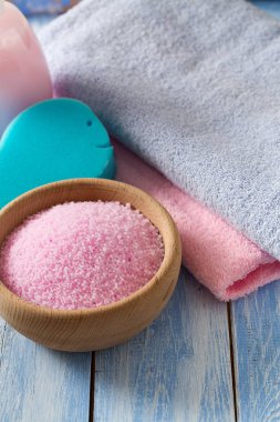 aromatik banyo inci banyo köpüğü ve temiz havlu 