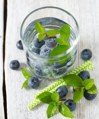 Nane ve yaban mersini ile infüzyon su