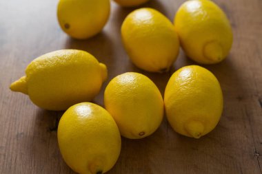 ahşap yüzey üzerinde limon