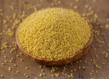 millert ahşap yüzey üzerinde