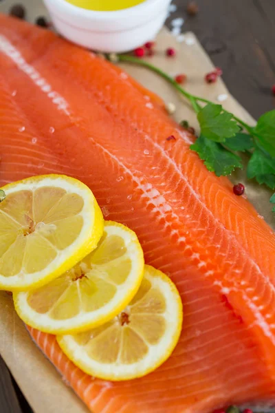 Lezzetli Taze Alabalık Filetosu Limon Dilimleri Ahşap Yüzey Üzerinde Görmek — Stok fotoğraf