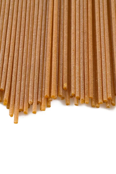 Pasta Espaguetis Sin Cocer Aislada Sobre Fondo Blanco — Foto de Stock