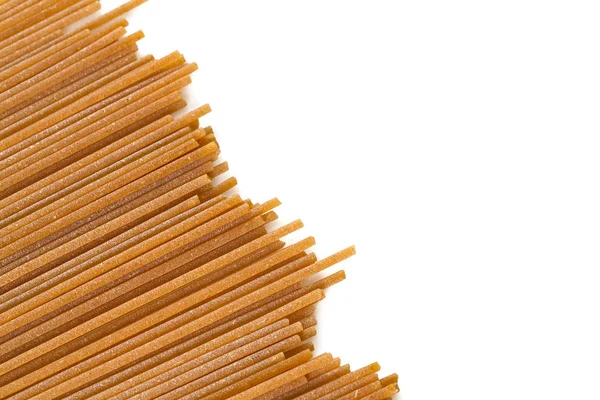 Ongekookte Spaghetti Pasta Geïsoleerd Witte Achtergrond — Stockfoto