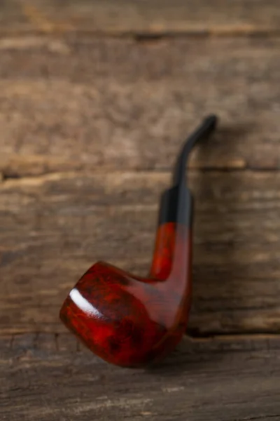 Pfeife Rauchend Auf Holzoberfläche — Stockfoto
