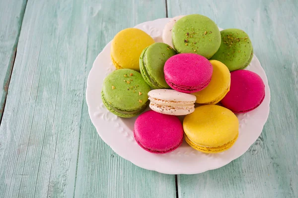 Deliciosos Macarrones Dulces Multicolores Sobre Superficie Madera Turquesa — Foto de Stock