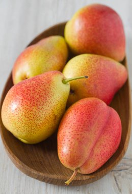 Tahta yüzeyde güzel olgun armutlar