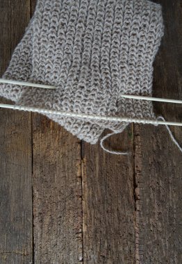 ahşap yüzey üzerinde gri eşarp