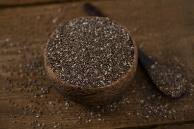 Chia tohum koyu ahşap yüzey üzerinde