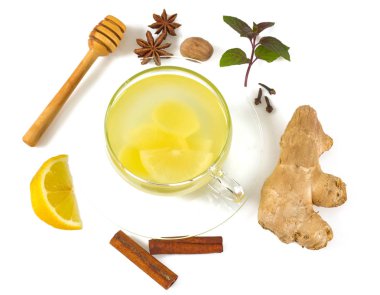 bal ve üzerinde beyaz izole baharatlar ile taze çay